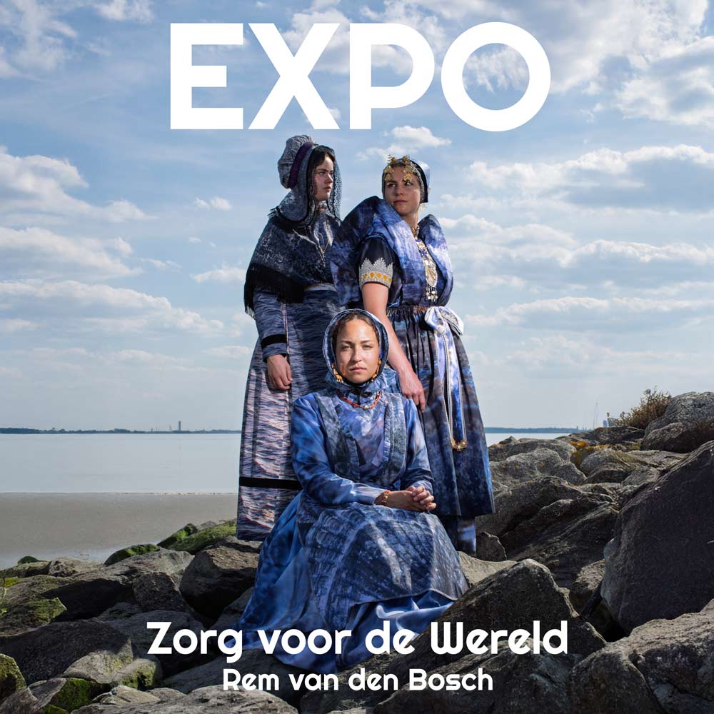 Vierkante uitsnede van de foto voor de expositie 'Zorg voor de Wereld', met drie vrouwen in moderne Zeeuws-Vlaamse klederdracht.